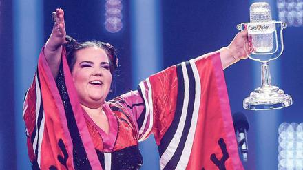 Euphorie und Innerlichkeit. Netta Barzilai wird für ihren Discoknaller „Toy“ mit dem gläsernen Mikrofon ausgezeichnet.