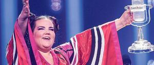 Euphorie und Innerlichkeit. Netta Barzilai wird für ihren Discoknaller „Toy“ mit dem gläsernen Mikrofon ausgezeichnet.