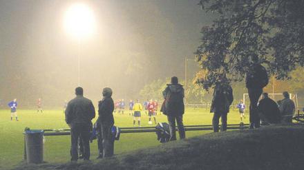 Übermotivierte Eltern oder aggressive Fußballer können das Sportplatz-Idyll kaputt machen. 