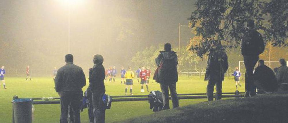 Übermotivierte Eltern oder aggressive Fußballer können das Sportplatz-Idyll kaputt machen. 