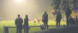 Übermotivierte Eltern oder aggressive Fußballer können das Sportplatz-Idyll kaputt machen.