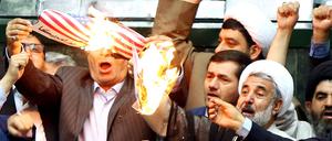 Brennende US-Flagge im Parlament in Teheran: Nicht alle Politiker im Iran reagierten so zurückhaltend wie Präsident Ruhani.