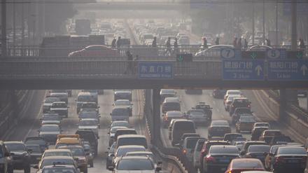 „Problem der Klimaverleugnung“: Smog trübt die Sicht über einer sechsspurigen Straße in Peking. 