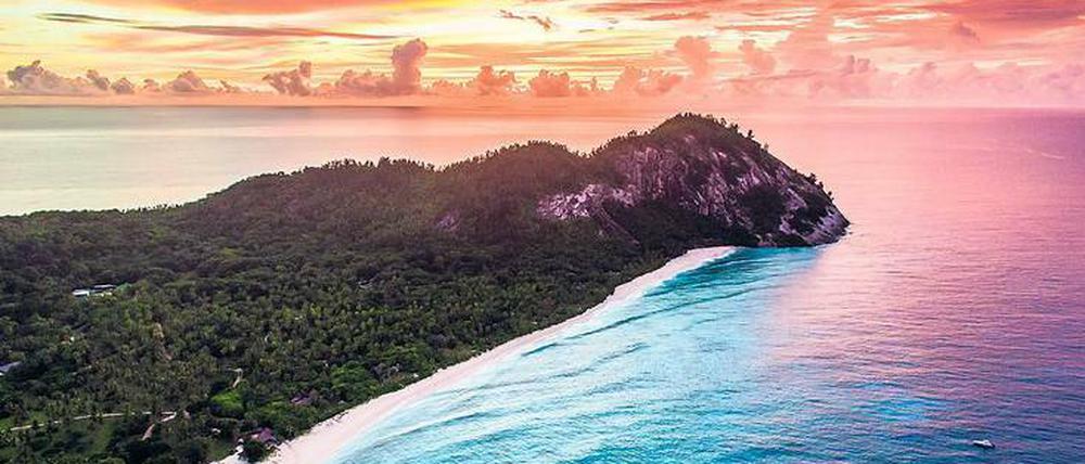 Keinen blassen Schimmer. Wenn die Sonne untergeht, wird der Indische Ozean zu einem Meer von Farben. 