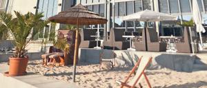Außenbereich mit Sandstrand und Liegestühlen vor der Berliner Hochschule für Technik und Wirtschaft.