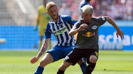 Immer einen Tick hinterher:Die Herthaner, hier Fabian Lustenberger im Zweikampf mit Leipzigs Kevin Kampl, kamen an die Gäste nicht heran. 