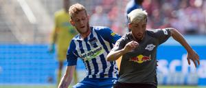 Immer einen Tick hinterher:Die Herthaner, hier Fabian Lustenberger im Zweikampf mit Leipzigs Kevin Kampl, kamen an die Gäste nicht heran. 