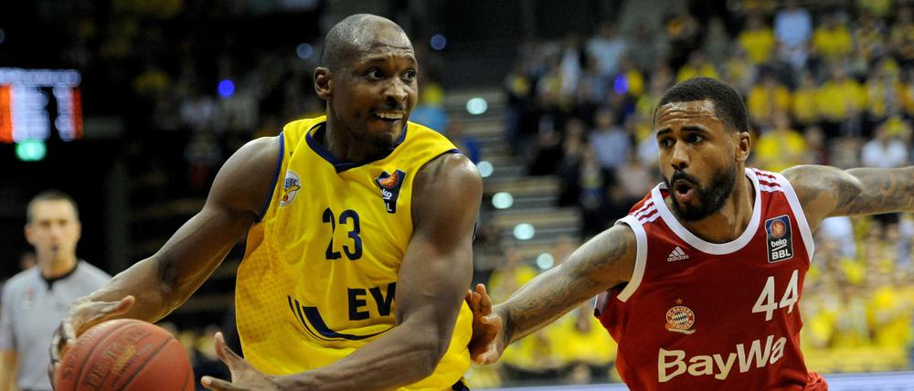 Ausnahmeprofi. Rickey Paulding (links) spielt seit elf Jahren bei den Baskets Oldenburg und warf die Niedersachsen am Dienstag in Spiel zwei zum Sieg gegen Alba.