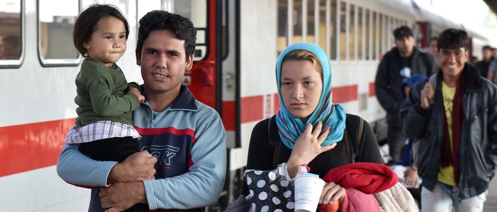 Eine Flüchtlingsfamilie aus Syrien kommt im September 2015 in Schönefeld (Brandenburg) am Bahnhof an.