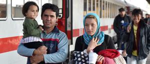 Eine Flüchtlingsfamilie aus Syrien kommt im September 2015 in Schönefeld (Brandenburg) am Bahnhof an.