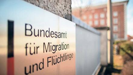 Einwanderweg. An der Arbeit des Bundesamtes gab es immer wieder Kritik. Der Grund dafür war bisher allerdings stets Überlastung.