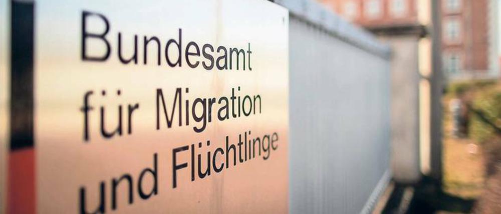 Einwanderweg. An der Arbeit des Bundesamtes gab es immer wieder Kritik. Der Grund dafür war bisher allerdings stets Überlastung.