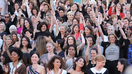 Protestmarsch. Frauen aus der Filmbranche vereint auf dem Roten Teppich.