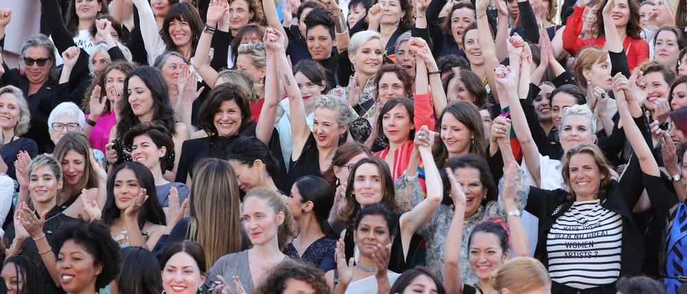 Protestmarsch. Frauen aus der Filmbranche vereint auf dem Roten Teppich.