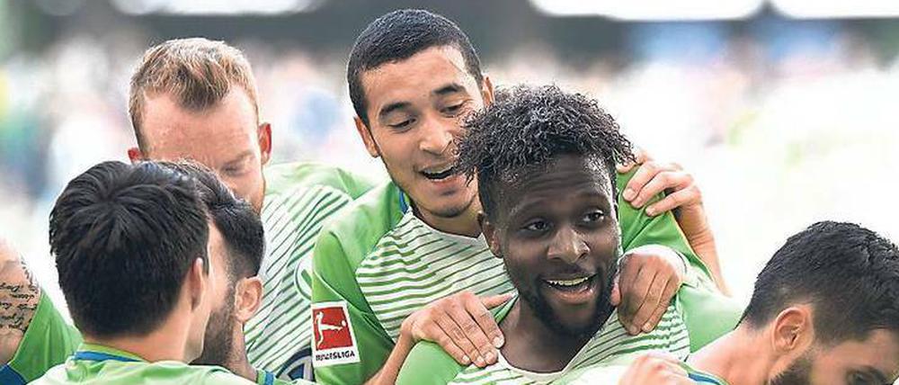 Das hat schon gereicht. Wolfsburgs Divock Origi (Zweiter von rechts) bejubelt sein Tor zum 2:1 gegen den 1. FC Köln. 