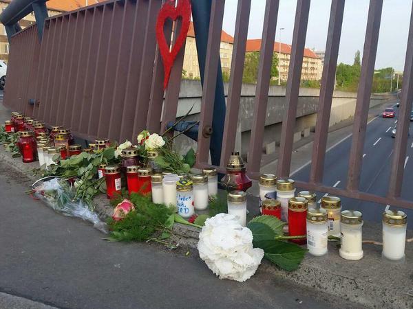 Eine Woche nach dem Unfall versammeln sich Freunde, Kollegen und Augenzeugen an der Brücke. Das Herz hat seine Schwester gebastelt.