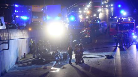 Der Unfallort ist bis spät in die Nacht gesperrt.
