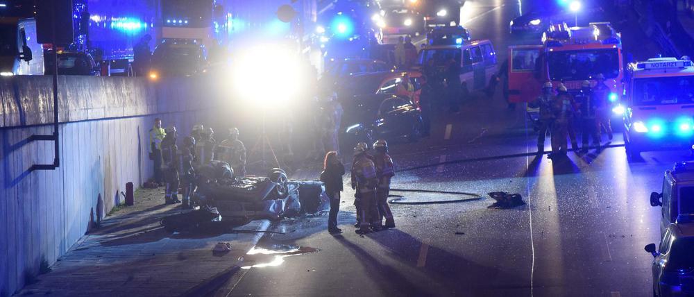 Der Unfallort ist bis spät in die Nacht gesperrt.