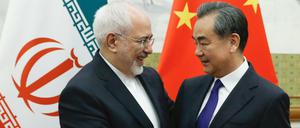 Mohammed Dschawad Sarif, Außenminister des Iran, wirbt bei seinem chinesischen Amtskollegen für den Atomvertrag.