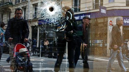 Ein Einschussloch nahe der Stelle, an der der Messerangreifer von Paris von der Polizei erschossen wurde. 