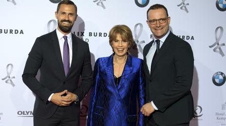 Bundesgesundheitsminister Jens Spahn und sein Ehemann Daniel Funke gemeinsam mit der Mutter von Felix Burda, der mit 31 Jahren an Darmkrebs verstarb.