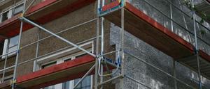 Immer wieder werden an Häusern Gerüste angebracht, ohne dass relevante Baumaßnahmen stattfinden.