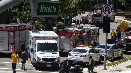 Rettungskräfte sind in Aliso Viejo südlich von Los Angeles nach einer Explosion in einer Klinik im Einsatz. 