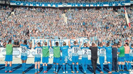Bald einmal die alte Heimat? Herthas Team verabschiedete sich am Samstag nach dem Spiel gegen Leipzig vor der Ostkurve von den Fans. 