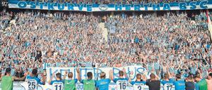 Bald einmal die alte Heimat? Herthas Team verabschiedete sich am Samstag nach dem Spiel gegen Leipzig vor der Ostkurve von den Fans. 
