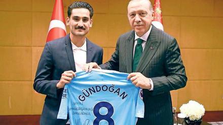 Mit Widmung. Ilkay Gündogan hilft Erdogan im Wahlkampf.