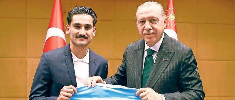 Mit Widmung. Ilkay Gündogan hilft Erdogan im Wahlkampf.
