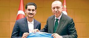 Mit Widmung. Ilkay Gündogan hilft Erdogan im Wahlkampf.