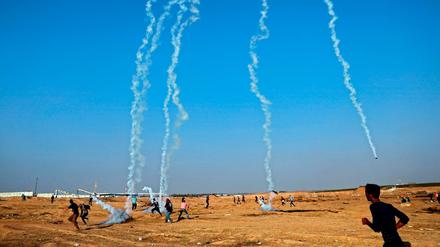 Konfrontation am Gaza-Streifen. Palästinenser fliehen vor Tränengasgeschossen, die von Israel abgefeuert wurden, um die Menschen von der Grenzanlage fernzuhalten.