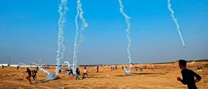 Konfrontation am Gaza-Streifen. Palästinenser fliehen vor Tränengasgeschossen, die von Israel abgefeuert wurden, um die Menschen von der Grenzanlage fernzuhalten.