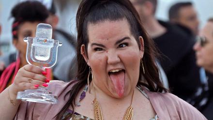 Netta Barzilai posiert am Ben Gurion Flughafen in Tel Aviv mit ihrer ESC-Trophäe.