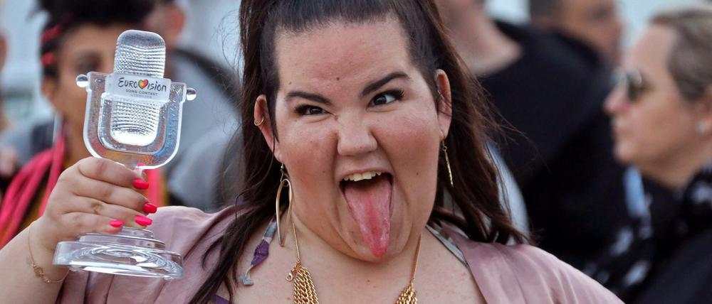 Netta Barzilai posiert am Ben Gurion Flughafen in Tel Aviv mit ihrer ESC-Trophäe.