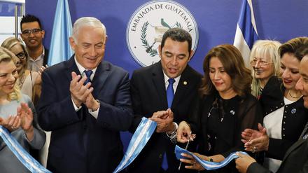 Israels Ministerpräsident Netanyahu applaudiert, als der guatemaltekische Präsident Morales die neue Botschaft des Landes in Jerusalem eröffnet.