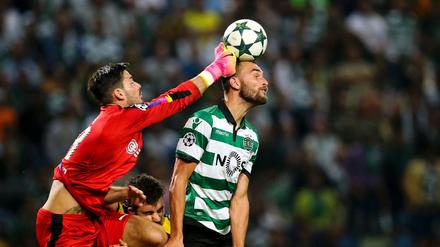 Bas Dost, hier in einem Spiel gegen Borussia Dortmund, wurde am Dienstagnachmittag auf dem Gelände seines Clubs Sporting Lissabon attackiert.