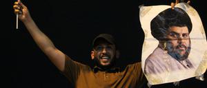 Ein Unterstützer Sadrs feiert in Baghdad feiert: Das Bündnis des Schiiten-Politikers schnitt erstaunlich gut ab.