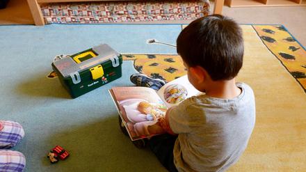Ein Junge in einer Kinderschutzeinrichtung in Frankfurt am Main 