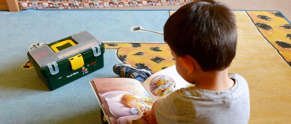Ein Junge in einer Kinderschutzeinrichtung in Frankfurt am Main 
