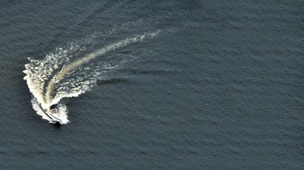 Das Boot im Wasser, der Anhänger am Straßenrand.