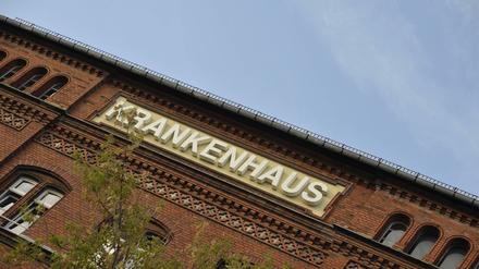 Schriftzug Krankenhaus am Vivantes-Krankenhaus in der Fröbelstrasse in Berlin-Prenzlauer Berg. 