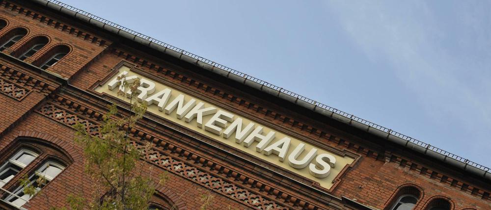 Schriftzug Krankenhaus am Vivantes-Krankenhaus in der Fröbelstrasse in Berlin-Prenzlauer Berg. 