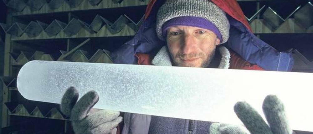 In Eisbohrkernen erkennt Joseph Kipfstuhl vom Alfred-Wegener-Institut Klimageschichte.