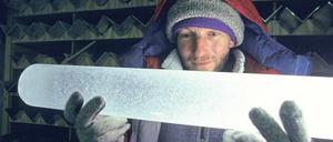 In Eisbohrkernen erkennt Joseph Kipfstuhl vom Alfred-Wegener-Institut Klimageschichte. 