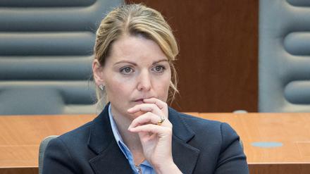 Christina Schulze Föcking (CDU), Nordrhein-Westfalens Umwelt- und Agrarministerin, verfolgt die Debatte im Landtag. 