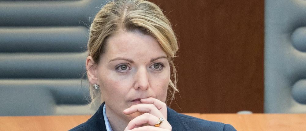 Christina Schulze Föcking (CDU), Nordrhein-Westfalens Umwelt- und Agrarministerin, verfolgt die Debatte im Landtag.