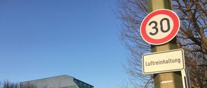 Tempo-30-Schild in der Leipziger Straße zwischen Potsdamer Platz und Markgrafenstraße. 