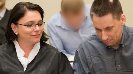Ralf Wohlleben (2.v.l.) im Oberlandesgericht in München mit seiner Anwältin Nicole Schneiders